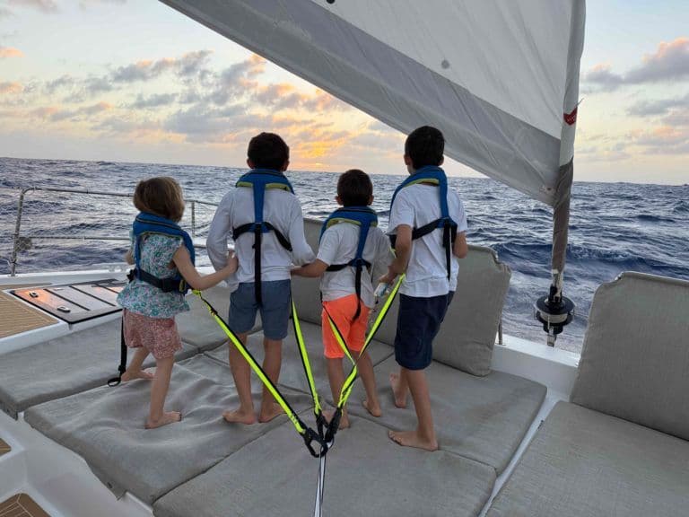 4 enfants sur le pont avant du bali catamarans 54 pieds north star