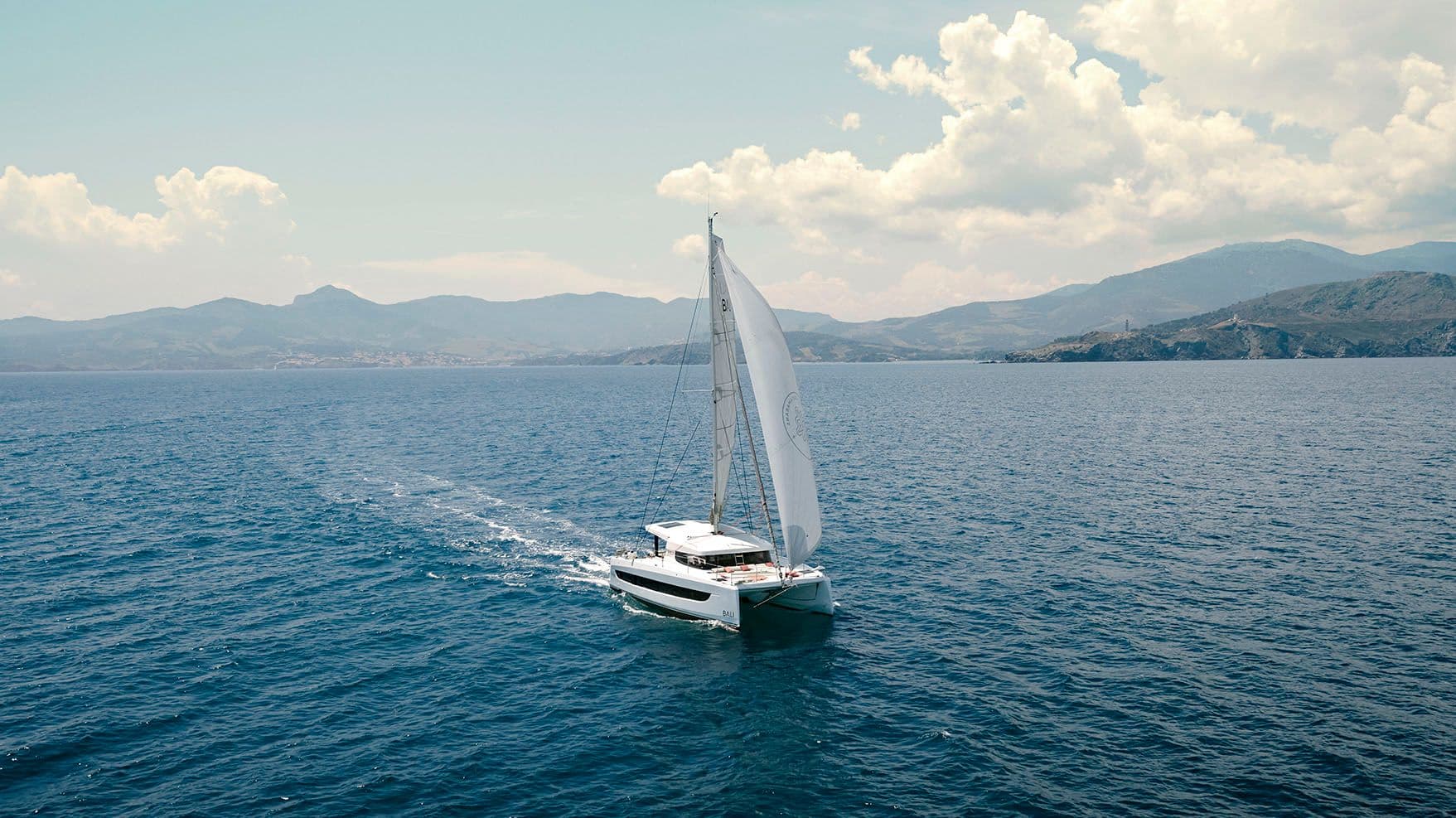 Catsmart vue de loin de navigation avec voiles